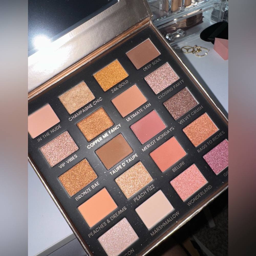 Iconic London ‘Day to Slay’ eyeshadow palette